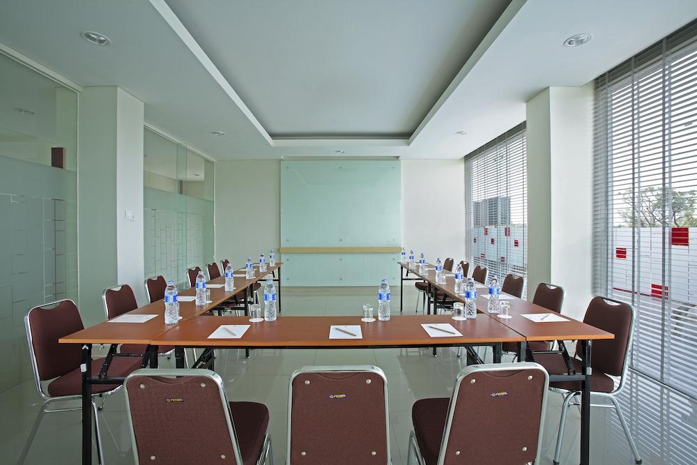 Amaris Hotel Bekasi Barat Екстер'єр фото