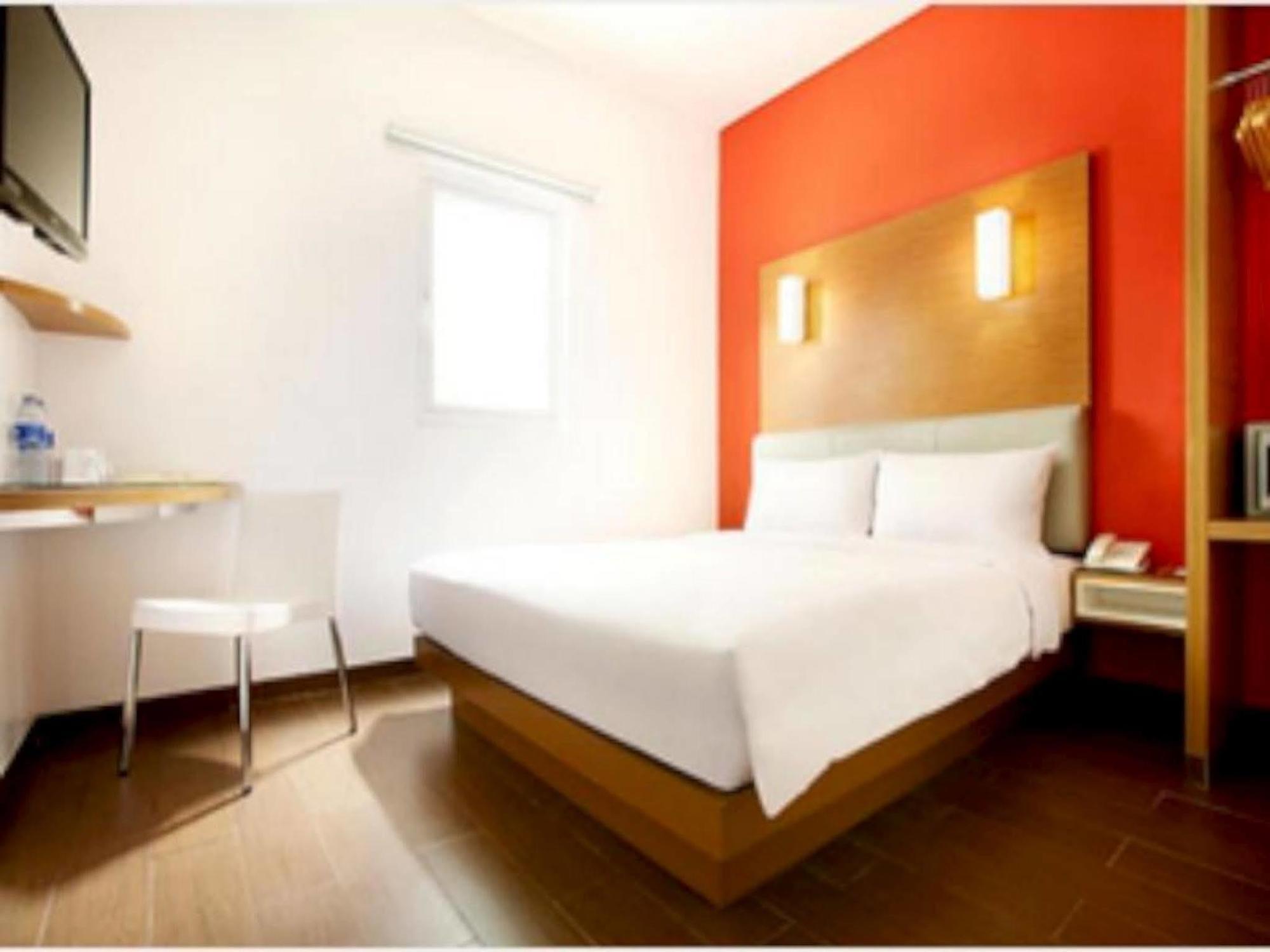 Amaris Hotel Bekasi Barat Екстер'єр фото
